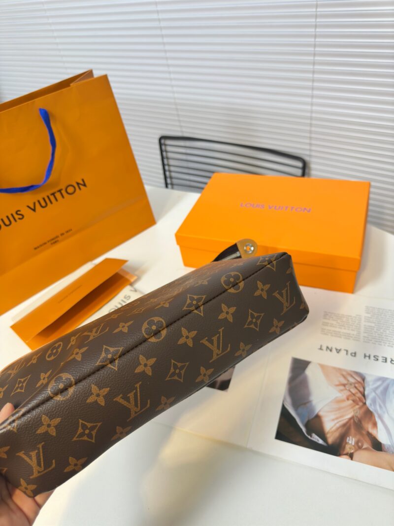 2ece2a3d1f.jpg Exclusive real-life shot of M14057 vintage Pochette Voyage Souple handbag with gift box. Made of soft Monogram Eclipse coated canvas, the classic Pochette Voyage handbag lines are outlined with rounded strokes, providing a comfortable and portable ex...