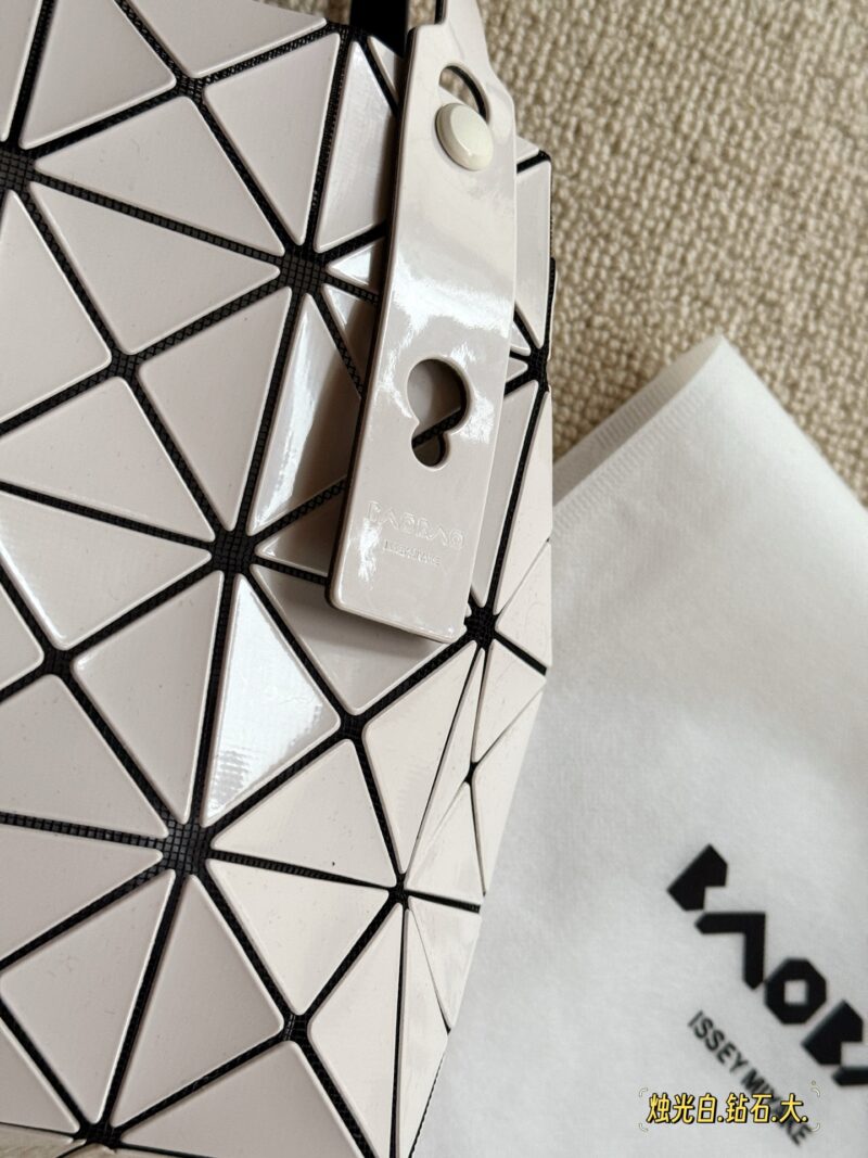 2ed0a0f9a3.jpg 195 no box upgrade
issey miyake BAOBAO
Miyake Life Carat Diamond Series
Size 23 * 23cm
Perfect for summer
Light and convenient, small and fresh~
By folding the side sandwich, the bag body shows a plump appearance.