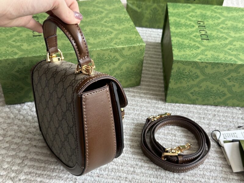 235 box
Size: 18 * 16cm
GG 23ss saddle bag
Classic coffee color, huge and cute size
? Underarm ? Cute little cross carrying!
Search GG 1955 saddle bag