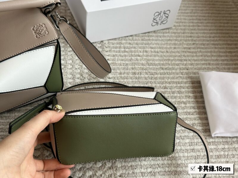 2edc1380ce.jpg 225 255 box
Size: 18 * 11cm (small size)
24 * 15cm (large size)
Loewe Geometry Package Puzzle
A very textured color,
The new blue green white puzzle edge is very advanced!
?? Cowhide quality!
Completely hold on!