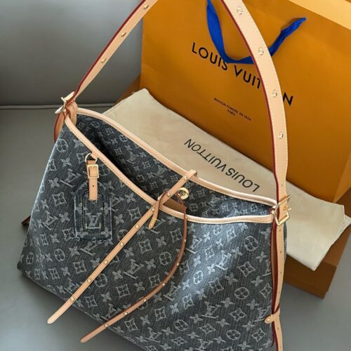 300 boxes
size：41*29cm
L's old flower, Carryall, is everywhere on the road,
Let's have a different one
This denim bag exudes a vintage atmosphere and is packed with UP!
The pattern, fabric, and hardware taste are all okay!
Carryall denim goes well ...