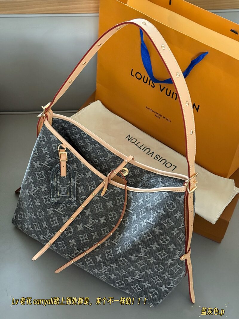 2f0e5c0fc3.jpg 300 boxes
size:41*29cm
L's old flower, Carryall, is everywhere on the road,
Let's have a different one
This denim bag exudes a vintage atmosphere and is packed with UP!
The pattern, fabric, and hardware taste are all okay!
Carryall denim goes well ...