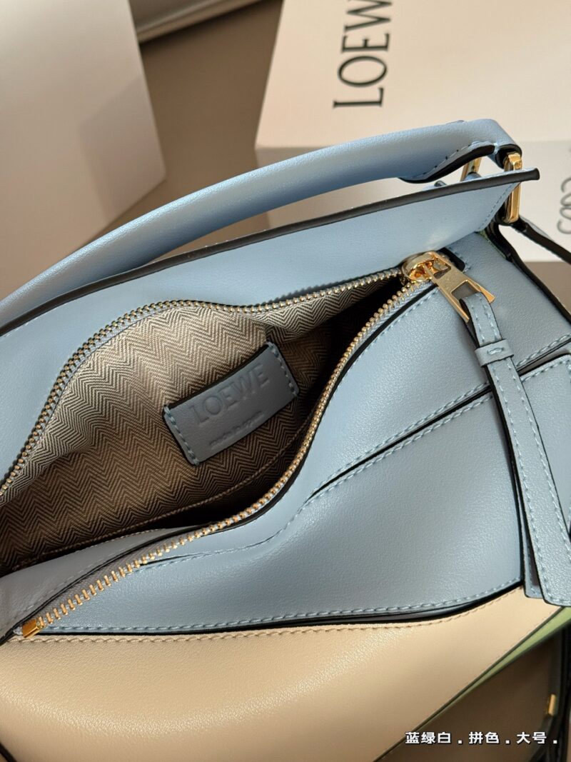 2f10aa8799.jpg 225 255 box
Size: 18 * 10cm (mini)
24 * 15cm (large size)
Loewe Geometry Package Puzzle
Truly cannot be missed,
?? Cowhide quality!
Completely hold on!
Puzzle's blue-green and white color matching
Advanced high is about to overflow!