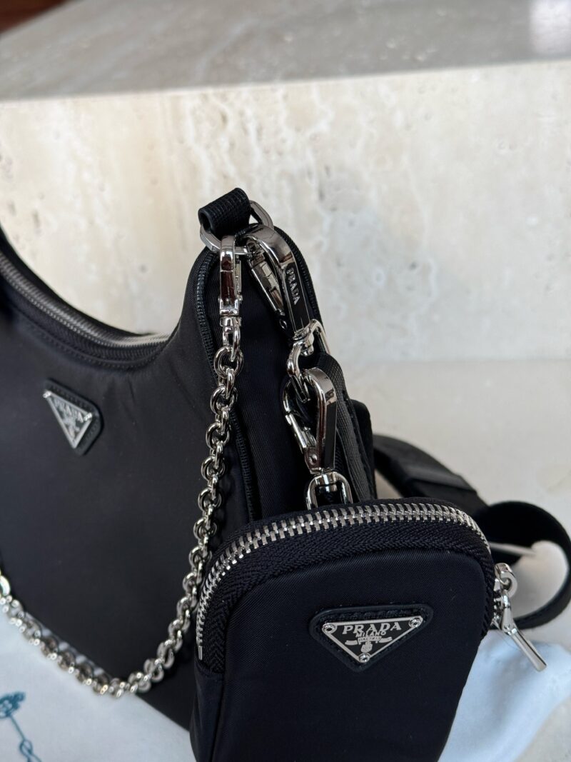 2f1859d78d.jpg 200 box top quality
Size: 21 * 12 (large)
9 * 6cm (small)
Prada Hobo Three in One!
?? Export orders to South Korea!
?? The quality is super good!!
A large dumpling like bag with a small bag, a wide shoulder strap and a chain, instantly came u...