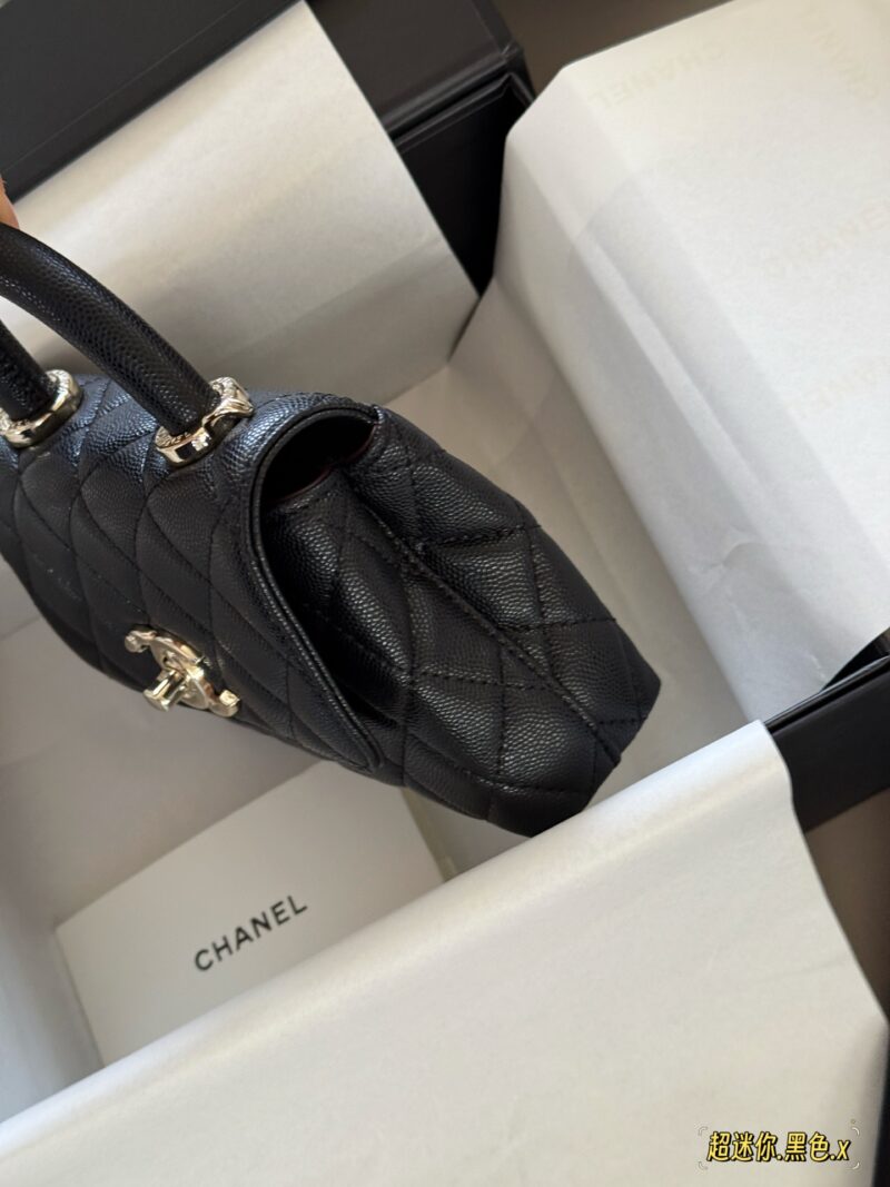 225 boxes
Size: 14.5 * 12cm, can't fit your phone
Xiaoxiang's cutest little bag 25pcocohandle
I want a small crossbody bag with a super mini size cocohandle that perfectly matches my needs