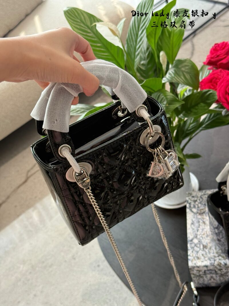 2f29516643.jpg Dior Concubine Bag p264p269
Three grid 17 four grid 20 patent leather black/silver buckle
Imported calf leather with frosted deer skin pattern and velvet lining
Precision high-density electroplating hardware silver
Adjustable leather shoulder strap w...