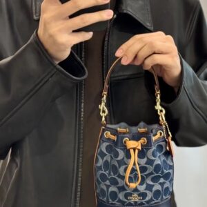 COACH | New Maggie Tote! A small tote bag with just the right size for live pictures
New Series Maggie Tote