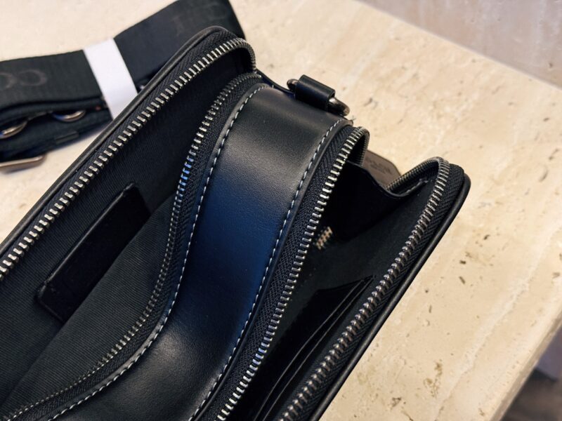 255 boxes
size：20*12cm
C's new men's camera bag
The compact and cool Beck Crossbody
Daily commuting is completely fine
Medium width woven shoulder straps are more comfortable