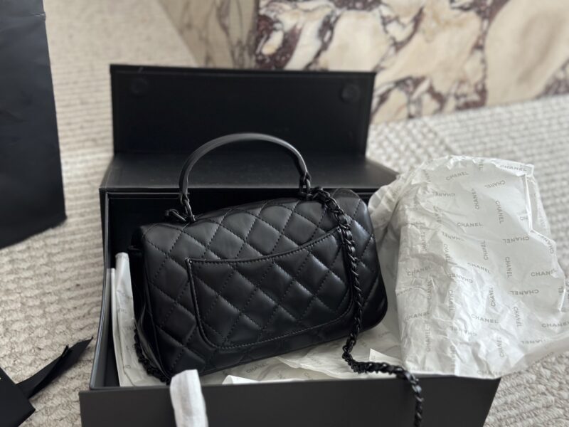 2f59fb2ffc.jpg 230 box
size :20*12cm
Xiaoxiangjia Chanel 23k Leather Chain Handle CF Upgrades Classic~
Can be carried by hand! The bag is very practical!
Sheepskin with light gold buckle, elegant and princess like!