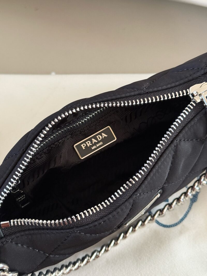 2f62a2f843.jpg 165 boxes
size:24*13cm
How versatile Prada vintage armpit bags are!
Different occasions can be matched without any mistakes! Plus unique chains, diverse memorization methods!
I want to choose a lightweight and practical gift box
Just choose it!