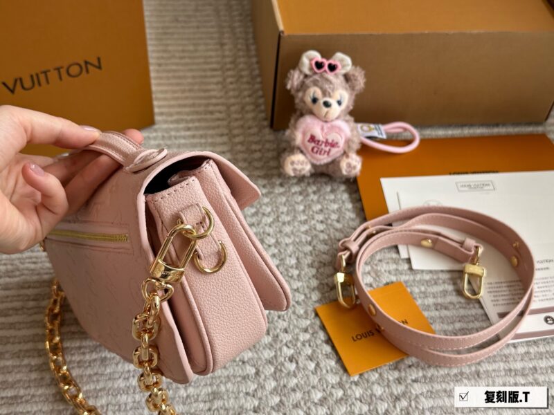 2f6fcbce06.jpg 300 boxes
size:21*13cm
L's new small postman Metis
Freshly baked cherry blossom powder in spring and summer
The perfect sized LV mailman bag is here
The usage rate is super high!
Cute and lovely finally!! It's out!