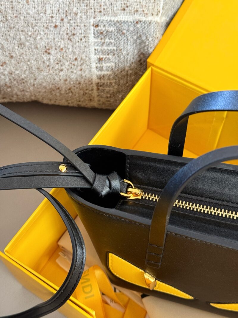 2f7857d29e.jpg 230 box
size:16*13cm
Fendi F's little monster Toth
I found it very versatile on the upper body!
Look at this little one
But it can hold all the necessary items for daily outings~