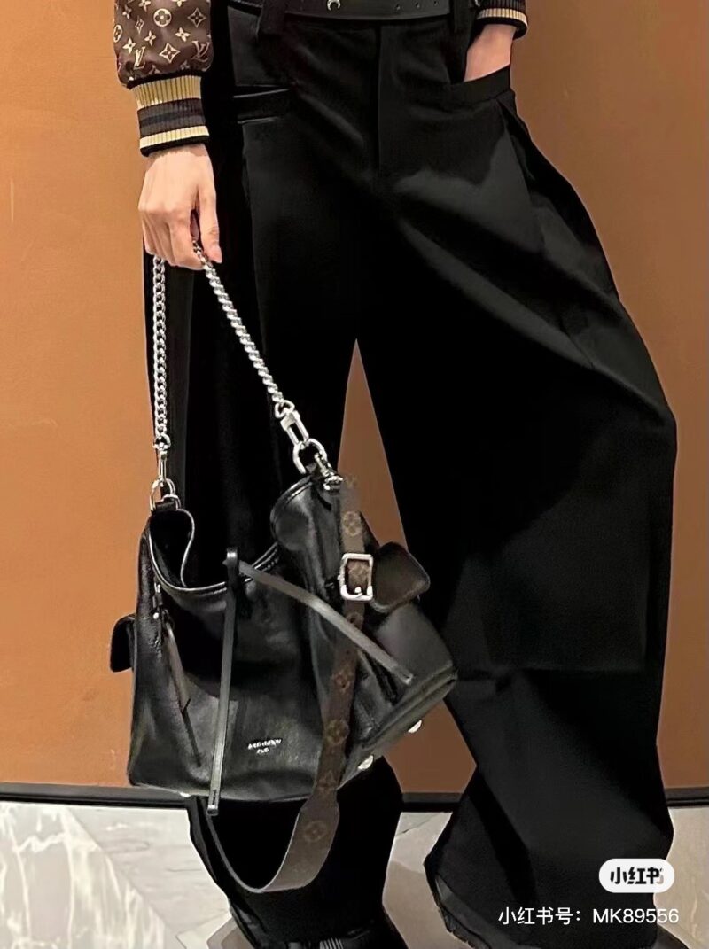 2f85605a86.jpg Fashionable collection! Where is the Iv girl! Compared to the old flower Carryall
The all black series adds more casualness and freedom, exuding a sense of fashion whether worn on one shoulder or crossbody | V girl ecstatic