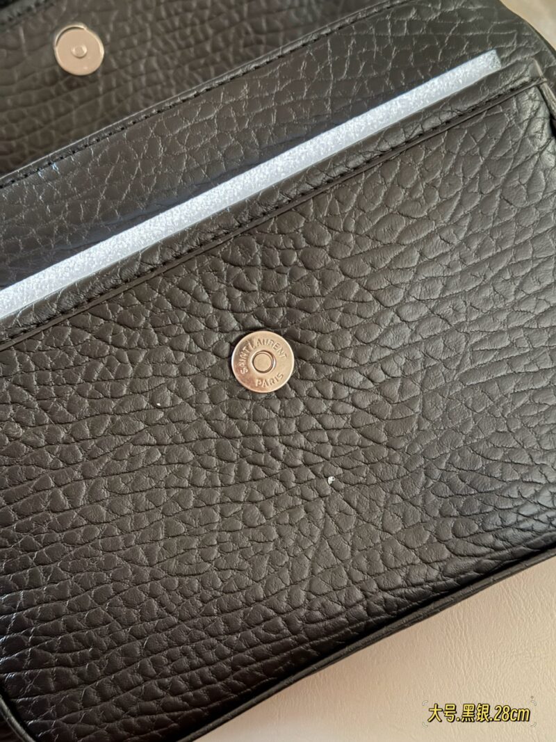 2f887459e8.jpg 230 240 without box
Size: 22 * 18cm (small)
28 * 22cm (large)
The long-awaited
The magic stick Nikki has finally reached a new size
High order version Nikki
YSL Nikki leather material has a soft and sticky texture ??
Highly recommend Niki from ou...