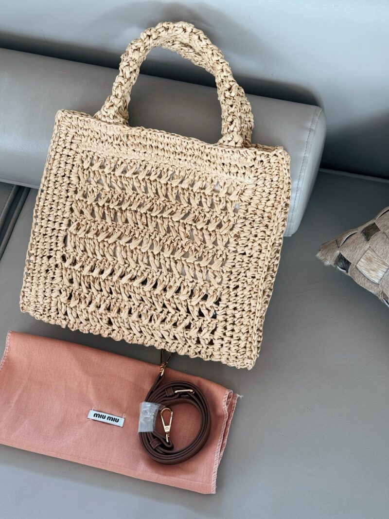 2f8e9e8504.jpg 200 boxes
size:30*25cm
Miumiu Summer Limited Edition|
New woven vegetable basket
The burnt Hobo Lafite Grass
The cute cowhide iconic logo becomes a highlight, it's so beautiful