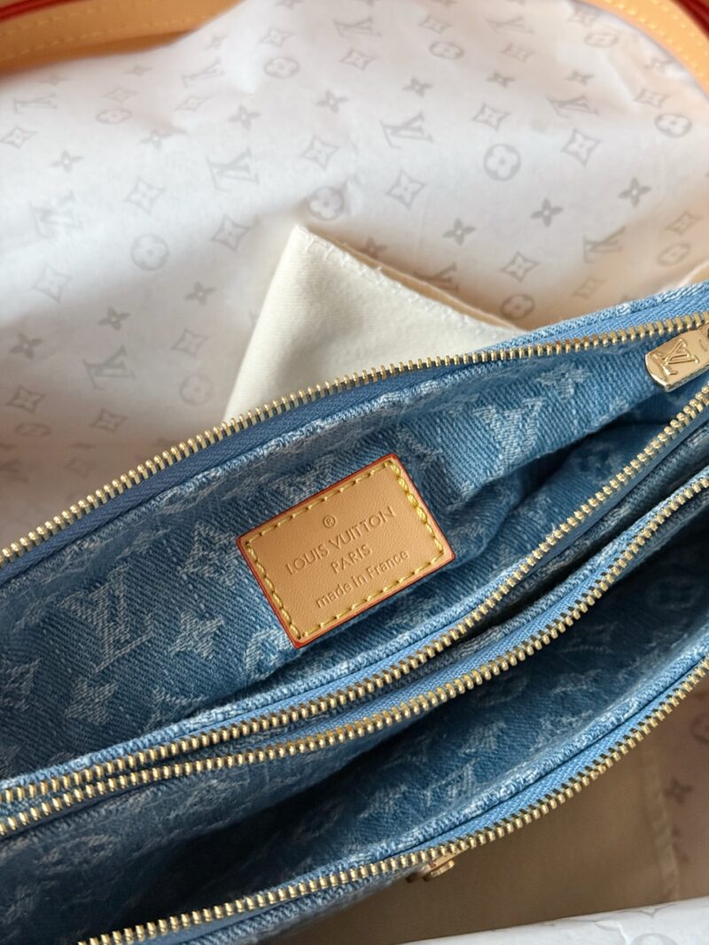 2f91e8fa06.jpg 235 box
size:24.5*14cm
L's cowboy Danny has been bought by me!!!!
The light denim Danny bag feels great in summer!
Wearing a small vest in summer is just right, it can be slung diagonally!
I absolutely love it!!