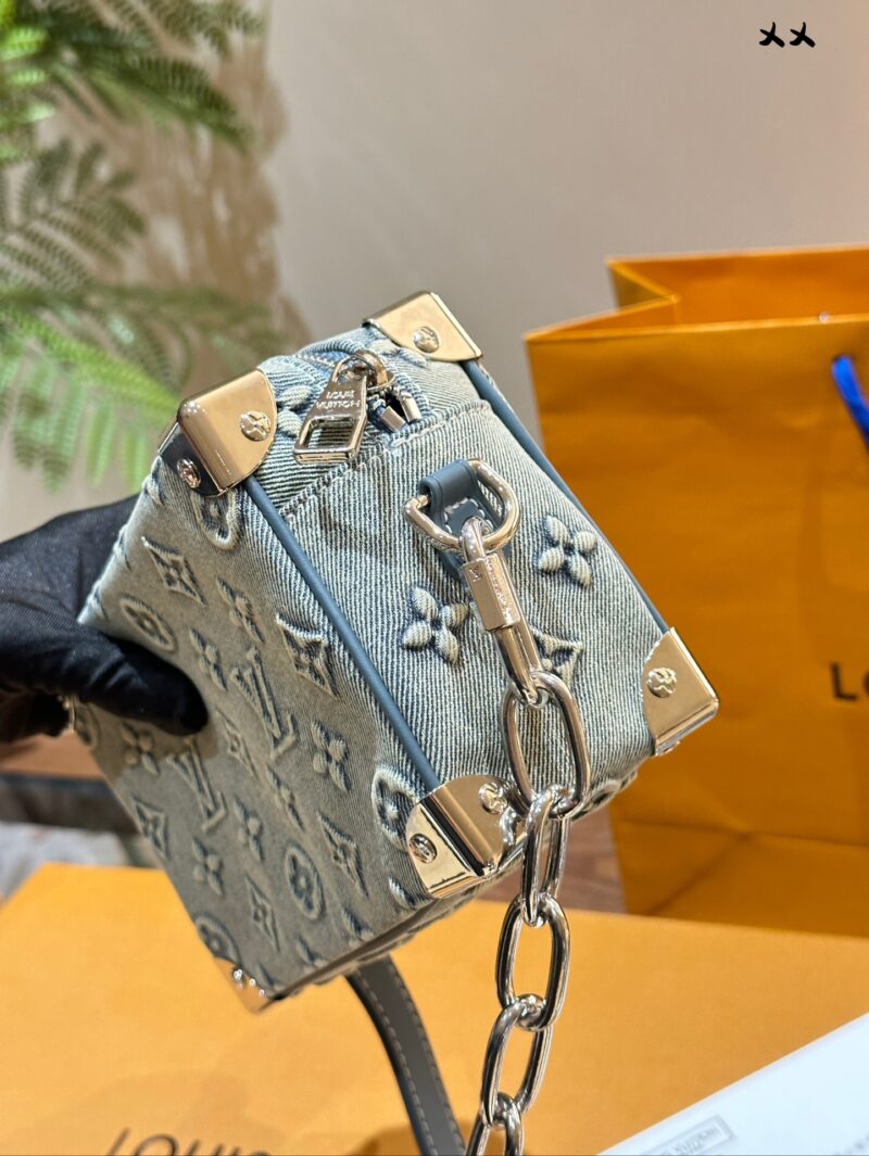 LV denim small box bag that incorporates some futuristic feel
I personally love the 2024 vacation series so much. The futuristic fashion in science fiction movies has a visual effect, so I couldn't wait to flip through this season's new bags. The use...