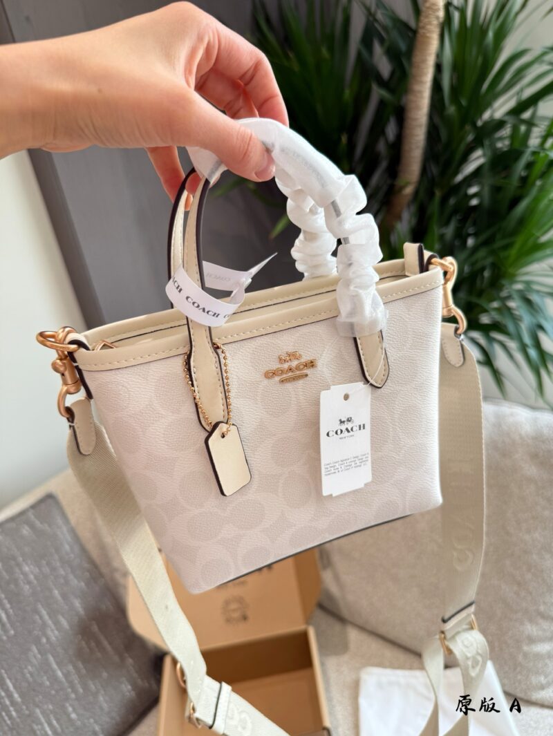 Coach Coach Mini Tote P210
Coach. New Release
Airplane box packaging
Coach's new Mini Tote
Paired with long and wide shoulder straps, it provides ample comfort and ample capacity,
It can be easily controlled in daily life
Size: 15 * 14 * 9cm