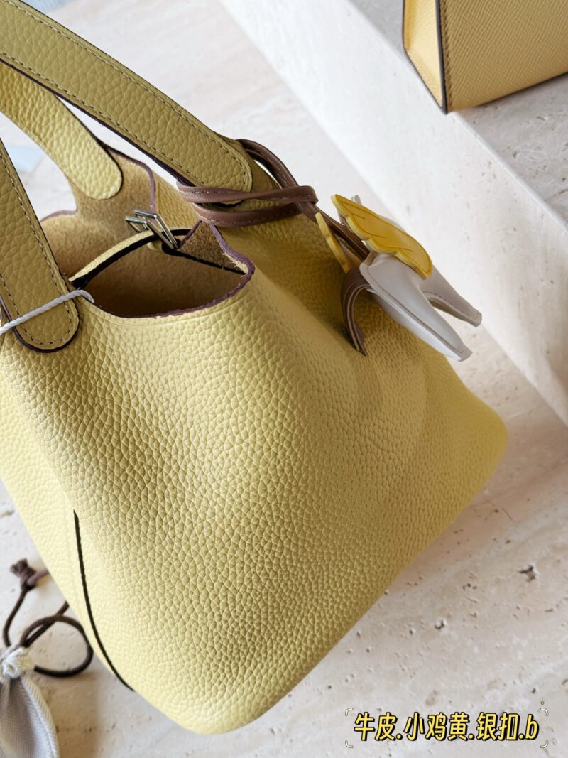 2fd9867978.jpg 299 with folding box (silver buckle)
size:18*19cm
Basket of vegetables - gentle to the touch
H Family Vegetable Basket ???
Top layer TC cowhide/oil wax thread
?? Delivery scarves ?? Paired with a pony
?? The leather has a great te...