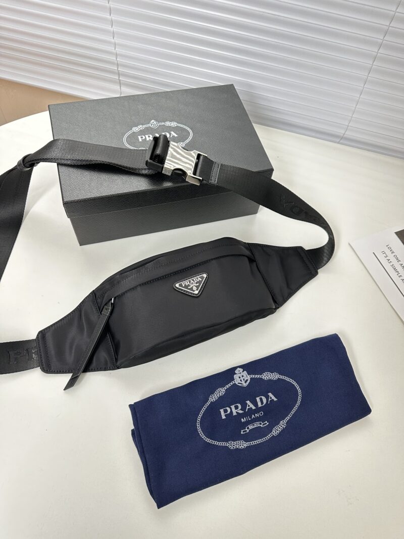 Comes with a gift box size of 2 5x 11 x 5 PRADA waist bag/chest bag model 2VL034. This waist bag design is not only practical but also enhances the overall design sense, making it easy to raise the body proportion. The bag can be worn as a chest bag ...