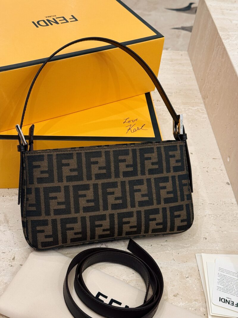 2ffbe21c62.jpg 190 box
size:25*14cm
Fendi Underarm Bag/Mahjong Bag
Really perfect!
Love, love, love!
Handheld, Underarm, Crossarm