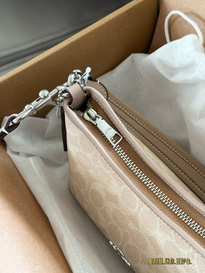 301597f869.jpg 245 Reproduction Edition Box
size:19*14cm
Today's New Products|
C's mini Laurel stray bag is so cute!
Two shoulder straps slung diagonally under the armpits
In summer, I changed into a small skirt and paired it with a small stray bag,
Super cute