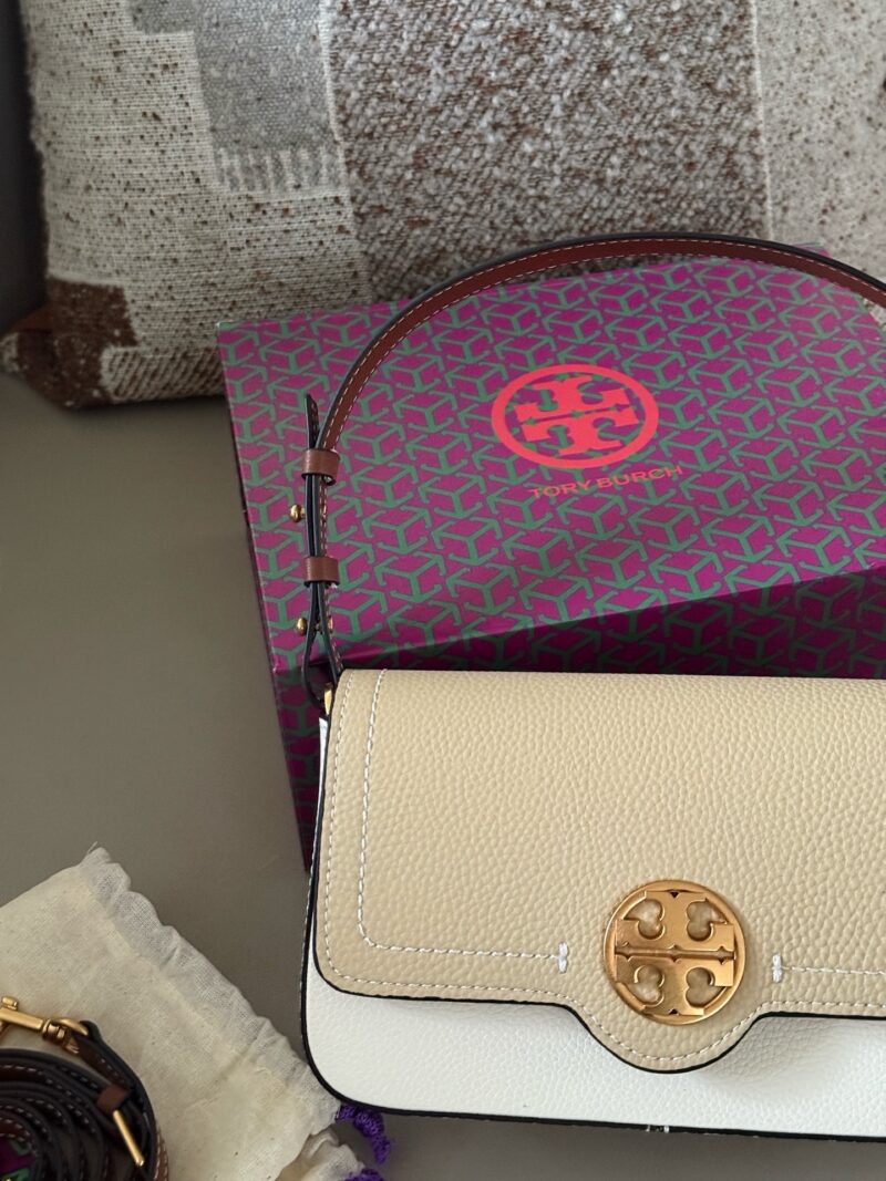 220 boxes
size：21*13cm
TORY BURCH Mahjong Bun is your favorite on the street!
Sisters, mahjong bags are available all year round
Paired with 2 shoulder straps,
Can be carried by hand under the armpit or slung diagonally
Exquisite and compact