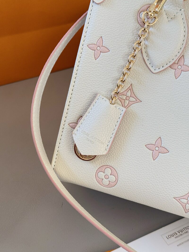 3028c9ade9.jpg 240 with box 520
Size: 25 * 20cm (small)
Excellent quality, understand the goods ??
It's really too advanced!
New Light Milk Strawberry On the Go Tote Bag
Tote bags look really good~
Comes with a pendant that is perfect for little sweet girls to...