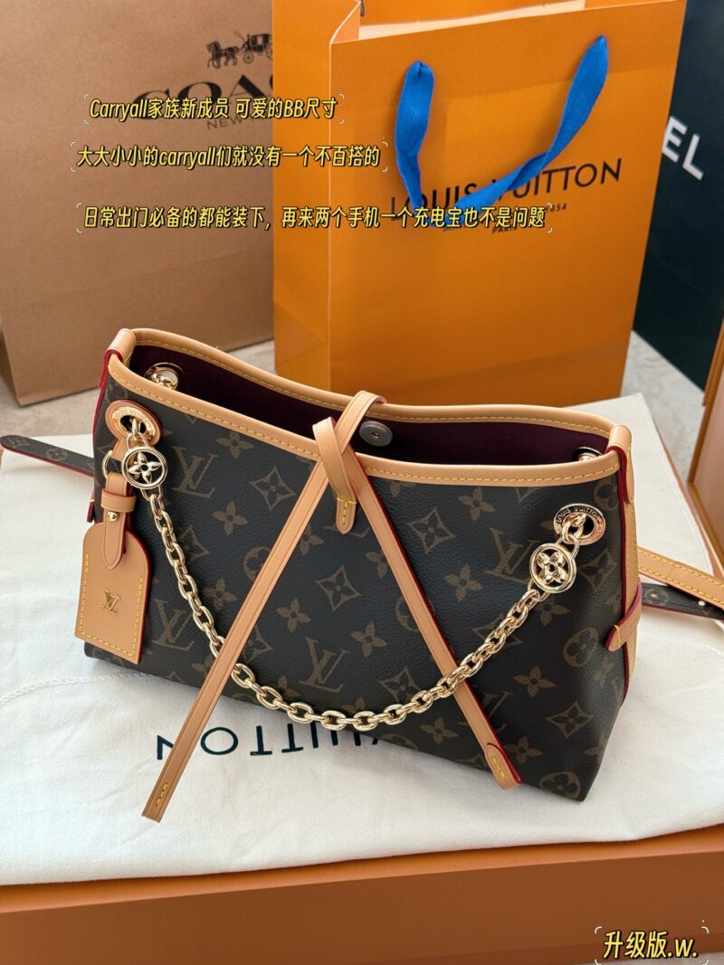 302dff598d.jpg 235 box upgrade version w
size:26*17cm
L's Carryall BB has finally arrived
Package body with sliding metal chain
More exquisite!
Small girls are blessed with easy matching of various clothing styles!