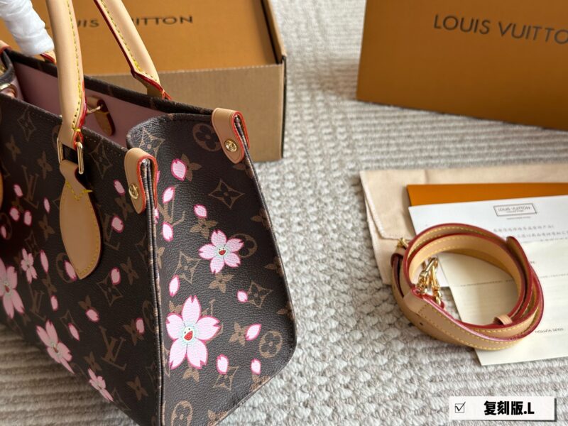 3038c52715.jpg 245 Sakura Limited Edition
size:25*20cm
The highly anticipated
L Home OnTheGo Small Account
Finally, my dream has come true
Little sisters, look
This small tote is your life bag
