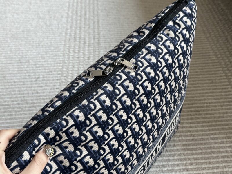 30454acd47.jpg 200 boxes
Recommended items ??
Pillow, air conditioner, and blanket dual-use model ??
Folding is a pillow ??
Opening it is Xia Liang's quilt ??
Putting it at home or in the car is a good choice ??
Pillow 40 * 40cm Quilt 1.5m * 1m