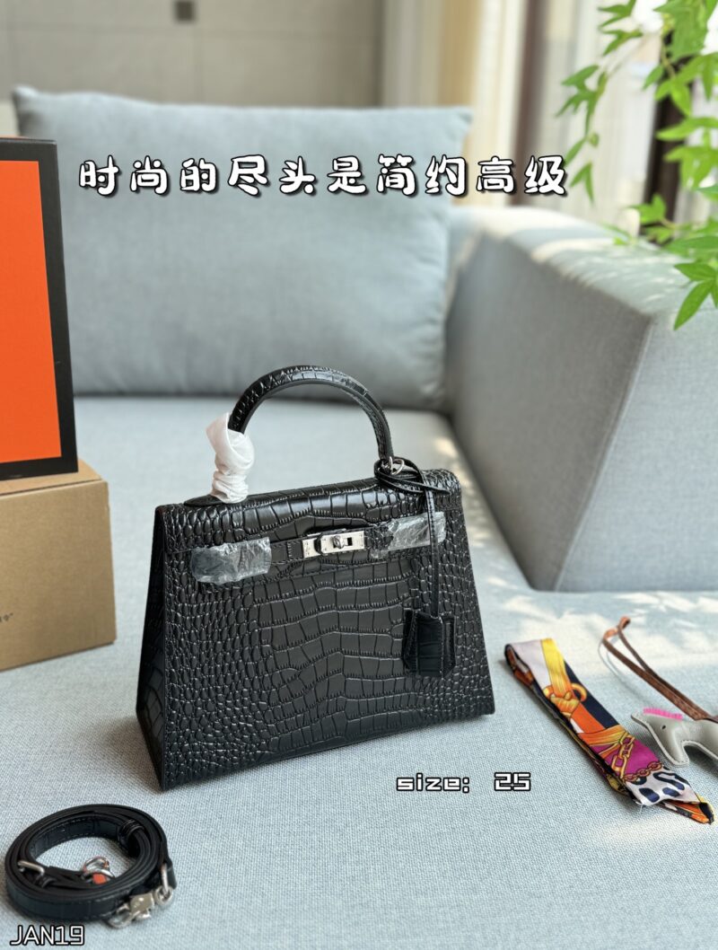 Color card ??
Hermes Kelly Second Generation Crocodile Leather Kelly Bag Handbag Silver Buckle