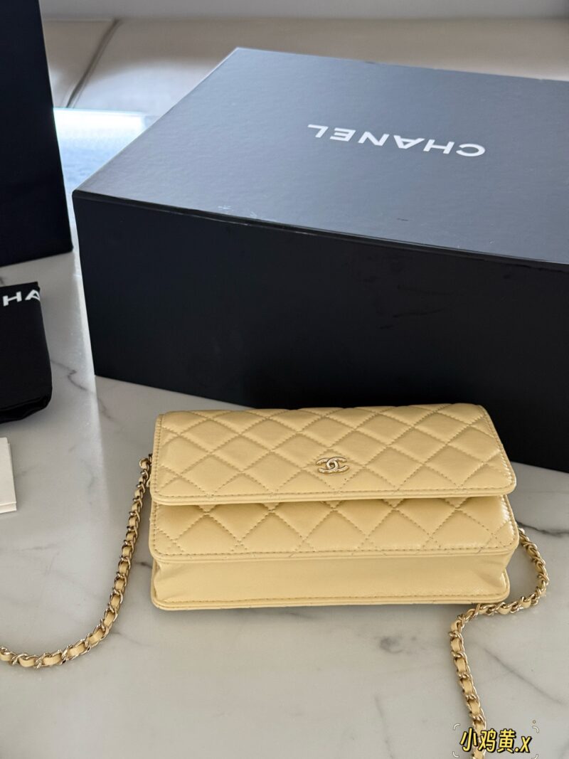 305979b8b3.jpg 180 Pack
size:20*13cm
Xiaoxiang Family Wealth Bag
Woc Wealth Pack, can have
You must arrange for yourself
Chanel's wealth bag is the most frequently used one in Grandma Chanel's bag
Cute and lovely chicken yellow/very suitable for summer color matching~