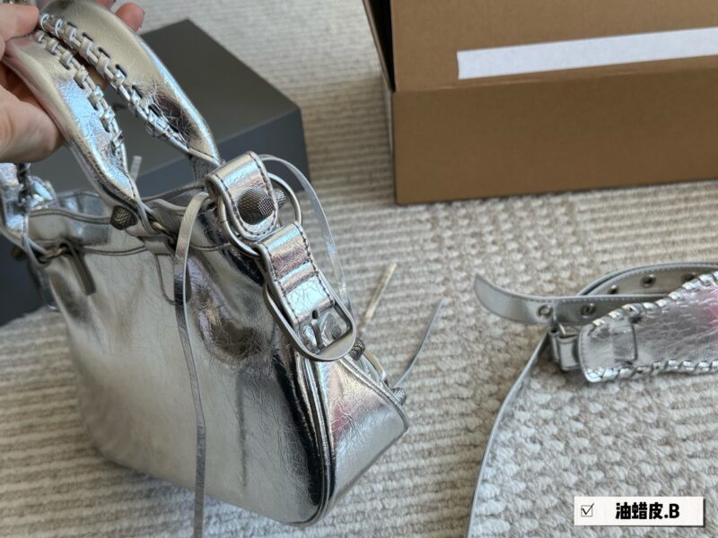 300 boxes
size：26*15cm
Parisian Maison Le Cagole
Pay tribute to the classic motorcycle bag series, the new heavy weight Rocket comes on stage la
Adjustable woven shoulder strap with additional eyelets
External leather card bag, heart-shaped hanging...