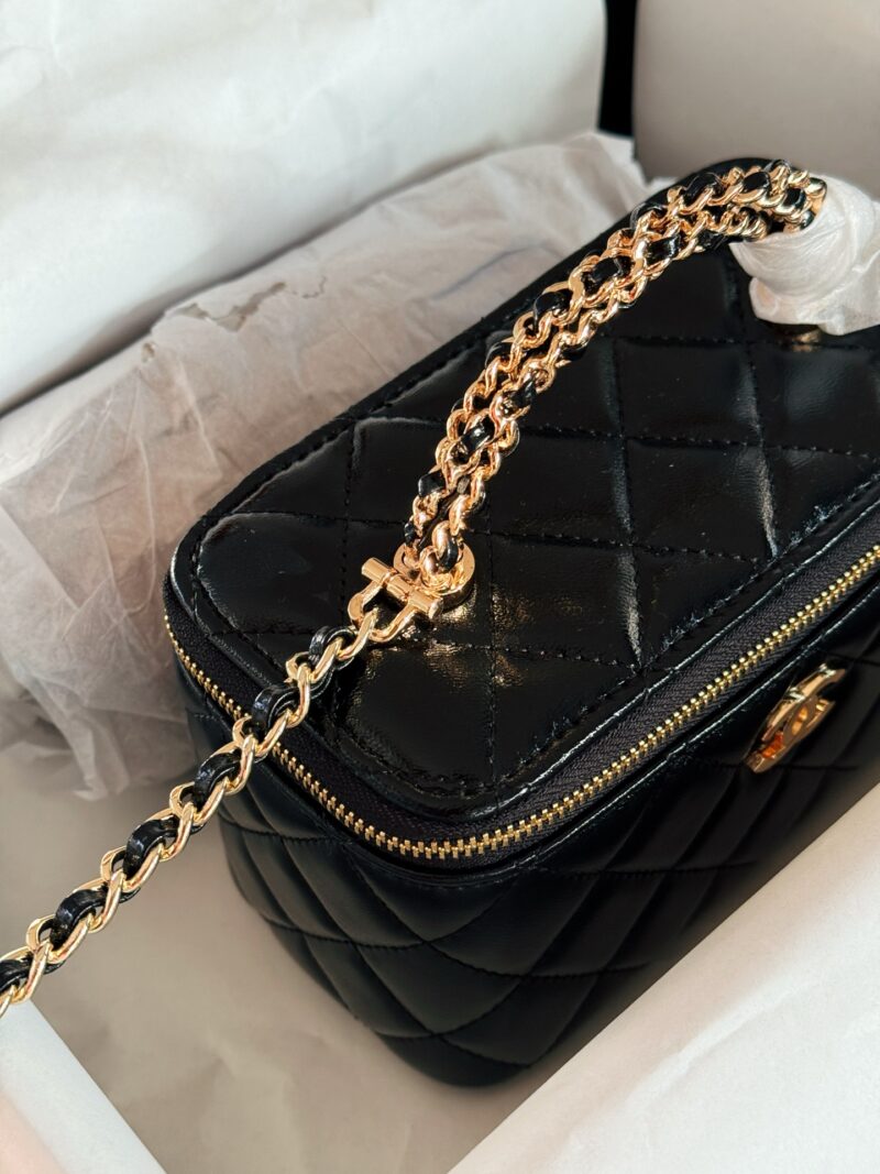 Box pairing
size：18*10cm
Chanel Xiaoxiang Home Withdrawal Box Bag
The long box with black gold Fried Dough Twists handle can be cool and cute
Various stubborn shapes
Truly fragrant