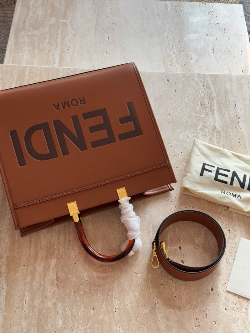 306cac729c.jpg 260 without box
size:35*30cm
F Home Fendi Peekabo Shopping Bag ?
Classic tote design!
But the biggest feature of this one is:
Handheld and crossbody!
Advanced, concise, and grand!