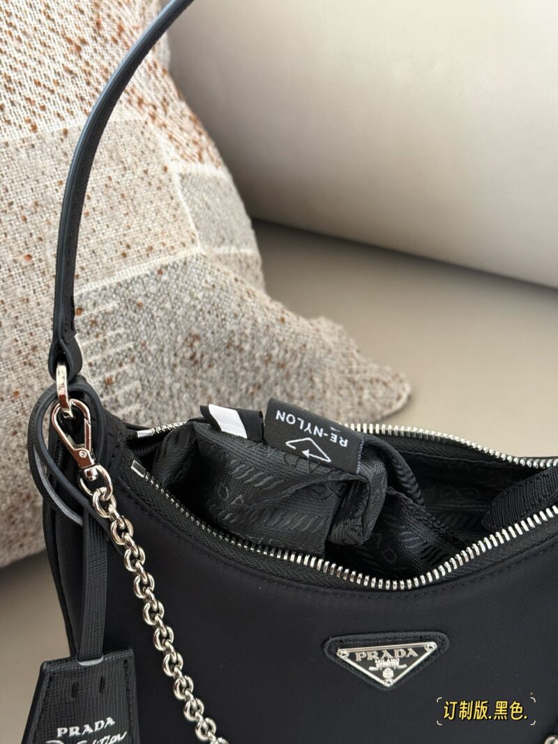 3071c629df.jpg 155 boxes (Korean order)
size:22*13cm
Prad hobo 2005 Nylon Underarm Bag
Seeing the physical object is truly perfect!
package ??
Designed to be super convenient and comfortable!
?? Leather handle
?? Root chain matching ??, marvelous