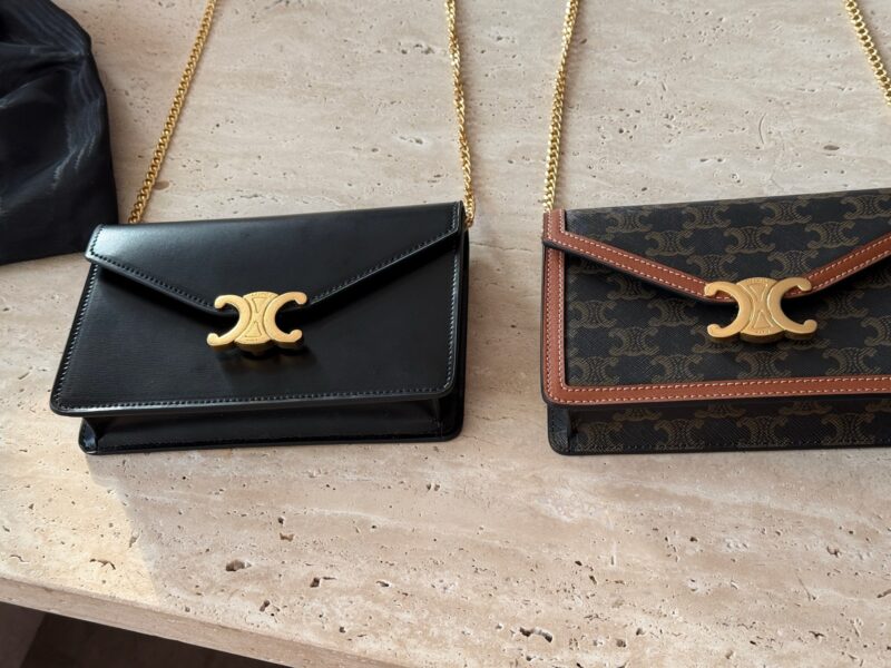 215 boxes
size：20*13cm
CELINE | The cost-effectiveness of the Arc de Triomphe WOC is too high!
The crossbody bag is so beautiful haha!
Breaking the conventional square design, the entire bag shape has been made more obedient~It has a strong academi...