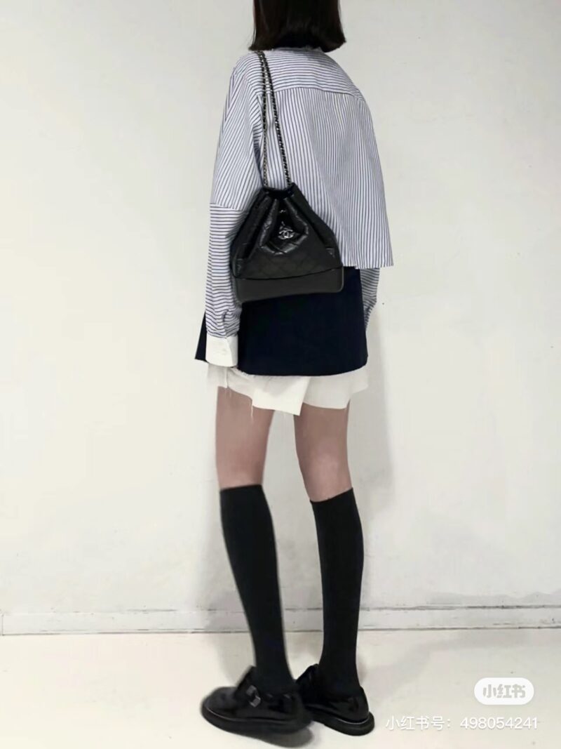 309a0441c4.jpg Chanel Wandering Shoulders | The ceiling of the backpack is not wrong
Liu Yifei, who likes pure black, can take a look
The magic of Chanel lies in its ability to combine casualness and delicacy without going against the norm
Classic small shoulders, ...