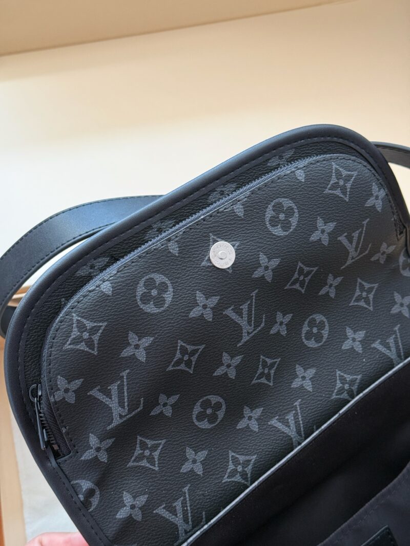 30a28ea403.jpg 260 boxes
size:24*19cm
L's postman bag pulse! Black Warrior!
It really grows on my aesthetic point,
Simple and versatile, spacious!
There are still some clever ideas in the compartment!
There is enough space to fit another iPad mini!