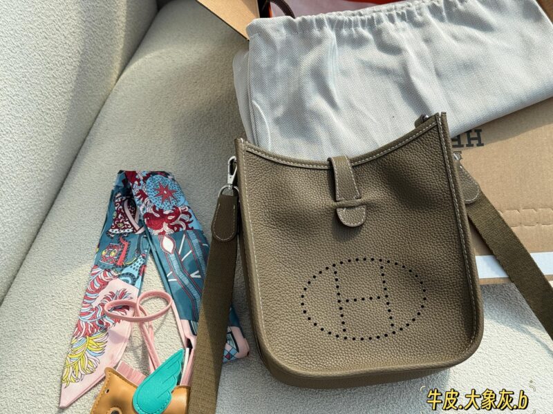 230 sets of packaging/scarves/pendants
size：16*18cm
Evelyn Elephant Grey Mini Evelyen
Looks very high-end and comfortable
Very suitable for daily commuting
And it can be carried or carried
One package is versatile!