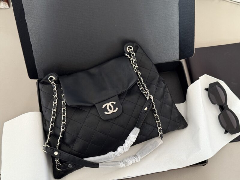 30ba45070b.jpg 199 boxes
size:27*25cm
The Chanel vintage black and silver wandering bag that I have been longing for has finally been obtained
Xiaoxiang Middle aged Yuanbao Bag
I love this one so much. It's a soft and fluffy one
It is free, casual, lazy, independ...
