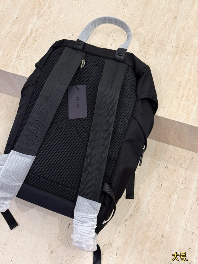 30d9a76639.jpg 245275 without box
Size: 27 * 45cm (large)
26 * 37cm (small)
Brother, get the same style now!
Practical and handsome, while strolling around with a strong presence
Prad backpack/tactical bag