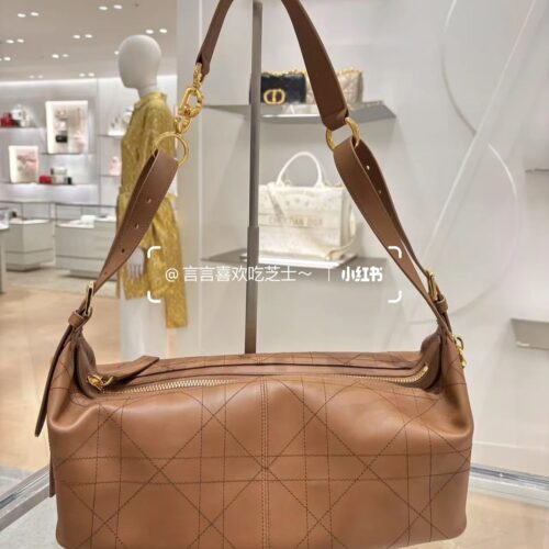 Dior | 2025 New Trendy Bag
The all-new D-Journey series in 2025, with crescent shaped lines that can be carried by hand/shoulder/crossbody, is sure to bring a craze