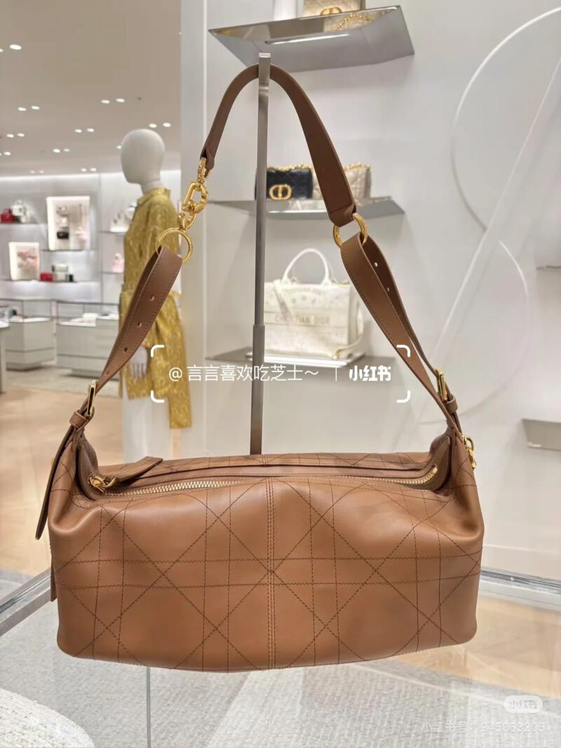 30dff4b297.jpg Dior | 2025 New Trendy Bag
The all-new D-Journey series in 2025, with crescent shaped lines that can be carried by hand/shoulder/crossbody, is sure to bring a craze