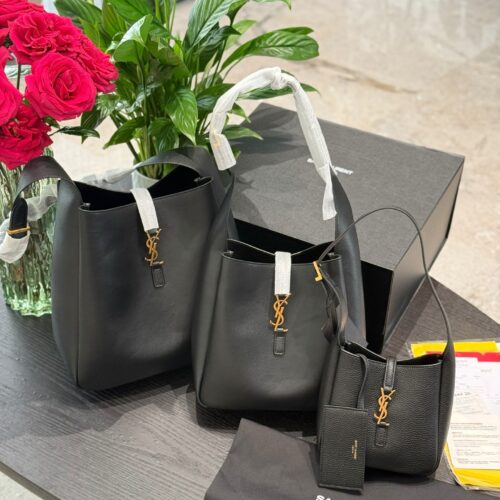 Zundu is hard not to love! The black gold hobo bucket is wrapped with texture. Wow, the black gold color is the ancient Greek god in charge of high-end management
Cow leather, suede lining, open bag opening for easy access
Bronze colored metal access...