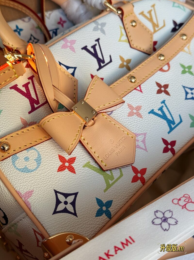 30eda5e8d0.jpg 330 box upgrade version m
size:27*19cm
L's Takashi Murakami bowling
My favorite bag with white tri color this time!
The physical object is very beautiful#
A whole retro millennium feeling,
The capacity inside is also very large,
Holding it in hand ...