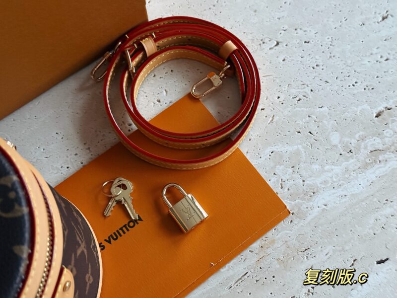 285 sets of complete packaging reprints
size：12.5*15cm
L family cans bucket bag
The newly released small account of the Wealth Bucket
So cute! Nano Money Bucket
The more you use it, the more fragrant it becomes!!!