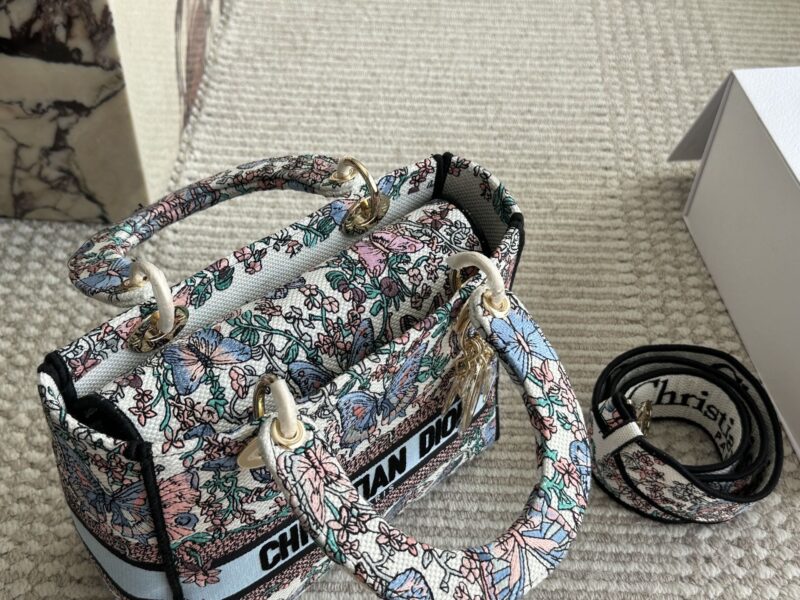 355 box
size：24*20cm
Original Jacquard Edition
D Home Embroidery Concubine Bag
Modern leisure and elegance
Embroidered wide shoulder strap
especially! especially!!!
25ss New Year's Edition