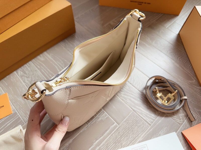 310fc4f220.jpg 235 box
size:23*12cm
L Home Bagatelle Leather Underarm Bag
The armpit and back look great!
The crossbody bag is also beautiful!
The more you look at it, the more durable the bag becomes!
Grandma's Upper Body Effect
Love to the point of bursting!
Se...